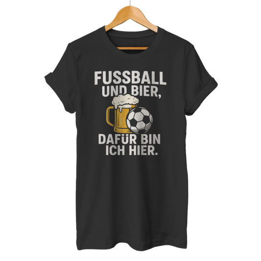 Fussball und Bier, dafür bin ich hier. - Unisex T-Shirt